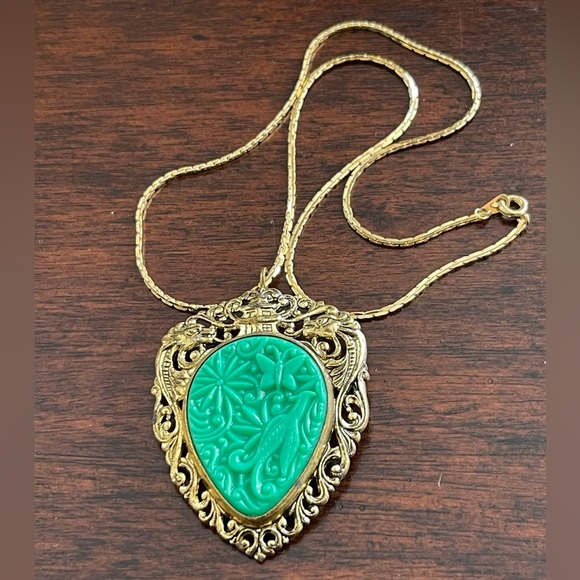 1940s faux carved jade gold tone pendant brooch pin - Picture 2 of 9